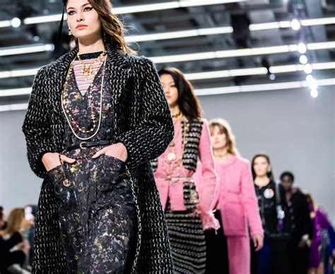 défilé chanel métiers d'art 2022|Chanel fait défiler sa collection Métiers d'art 2022 au 19M.